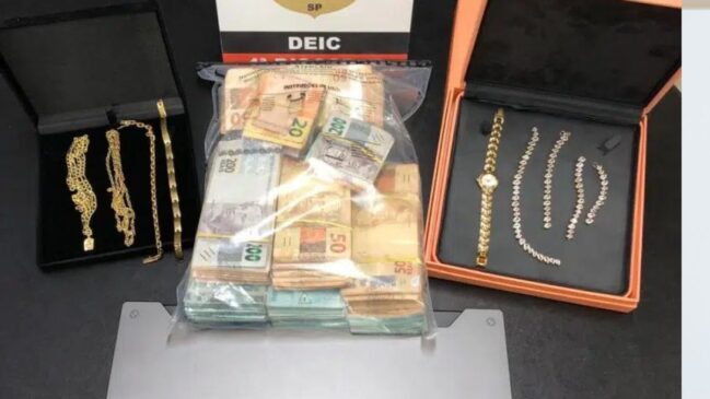 Na ação, foram apreendidos três veículos, diversas joias, R$ 109 mil em espécie, 18 celulares e cinco notebooks utilizados nos crimes.