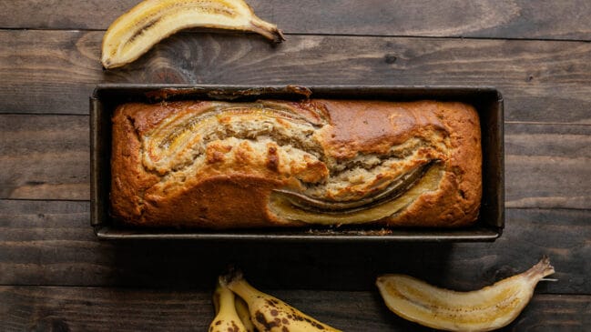 Uma tendência que vem conquistando espaço nas redes sociais e nas mesas do dia a dia é o bolo de banana com apenas três ingredientes