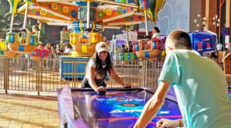 Adultos e crianças se divertem no Playcenter Family, dentro do gigantesco shopping