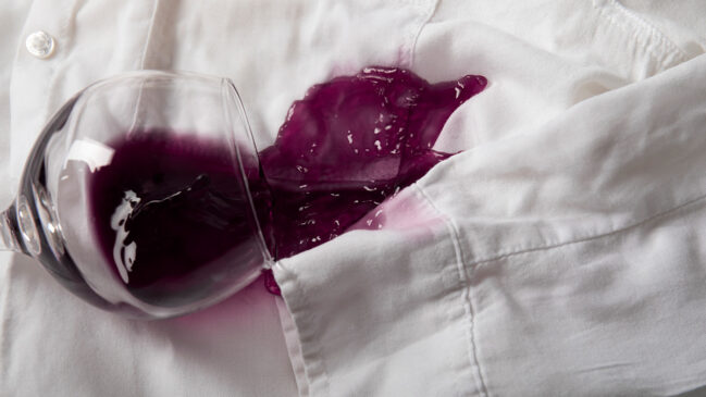 Quando o vinho tinto encontra o tecido branco, a reação inicial pode ser de desespero.