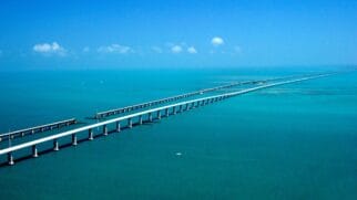 Overseas Highway proporciona aos motoristas se aventurar por seus impressionantes 182 km sobre as águas do oceano