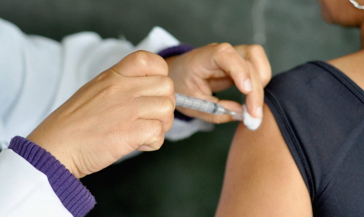 A duração de proteção da vacina é de aproximadamente um ano, dependendo da resposta imunológica individual