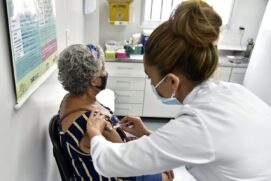 Campanha contra gripe, covid-19, dengue e rotina terá vacinação em 11 unidades e postos móveis