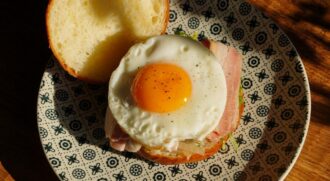 O segredo é cozinhar o ovo com um pouco de vinagre