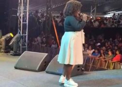 Numa publicação de abril deste ano, ela divulgou um vídeo cantando em uma igreja