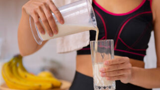 O consumo de whey protein, a proteína do soro do leite, tornou-se comum entre praticantes de atividades físicas e pessoas que buscam suplementação alimentar.