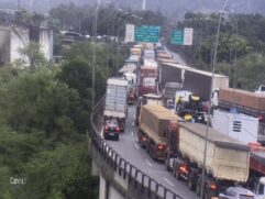 Uma carreta-tanque tombou na Rodovia Anchieta por volta das 5h30 da manhã e precisaram interditar a via
