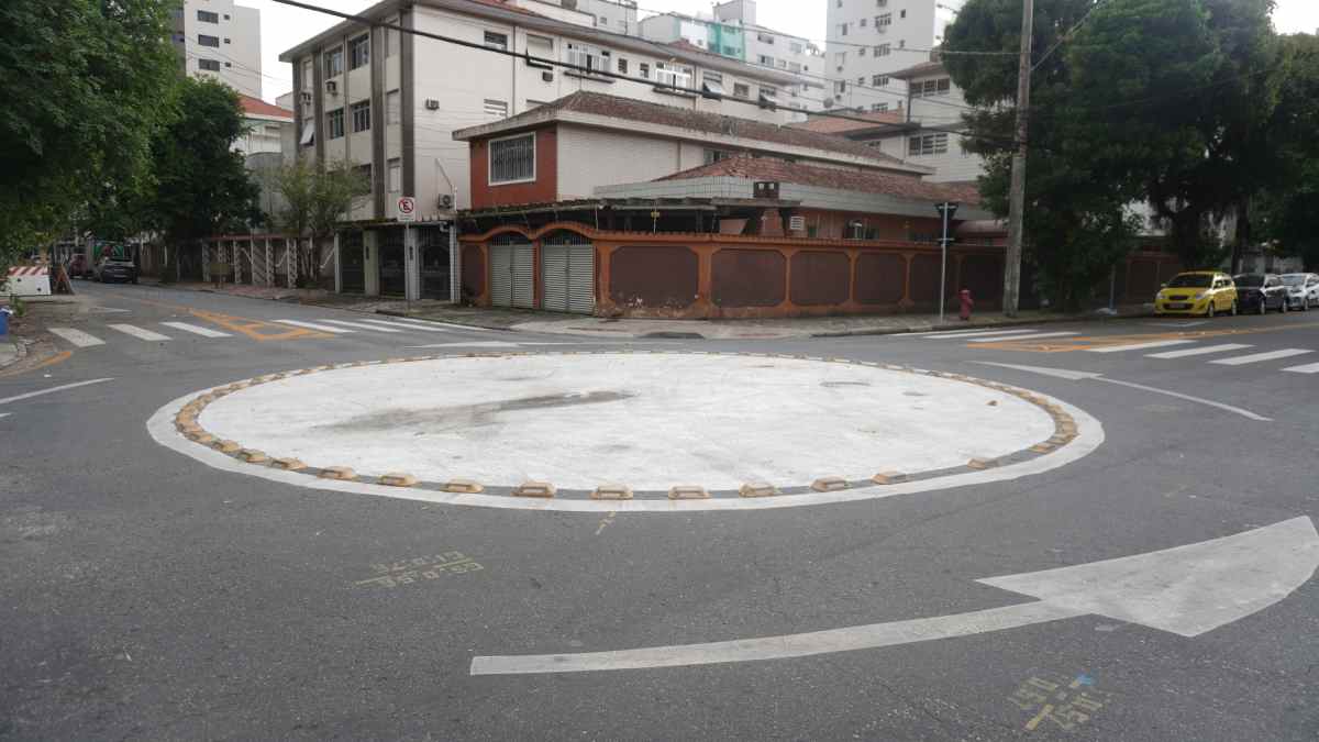 De acordo com relatos, a sinalização foi "inaugurada" há pouco mais de um mês/ Renan Lousada - Diário do Litoral
