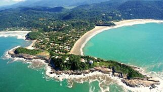 A Praia de Iporanga é cercada pela vegetação exuberante da Mata Atlântica