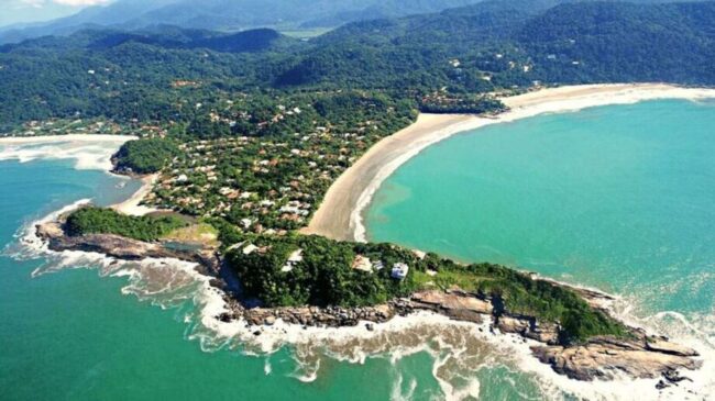 A Praia de Iporanga é cercada pela vegetação exuberante da Mata Atlântica