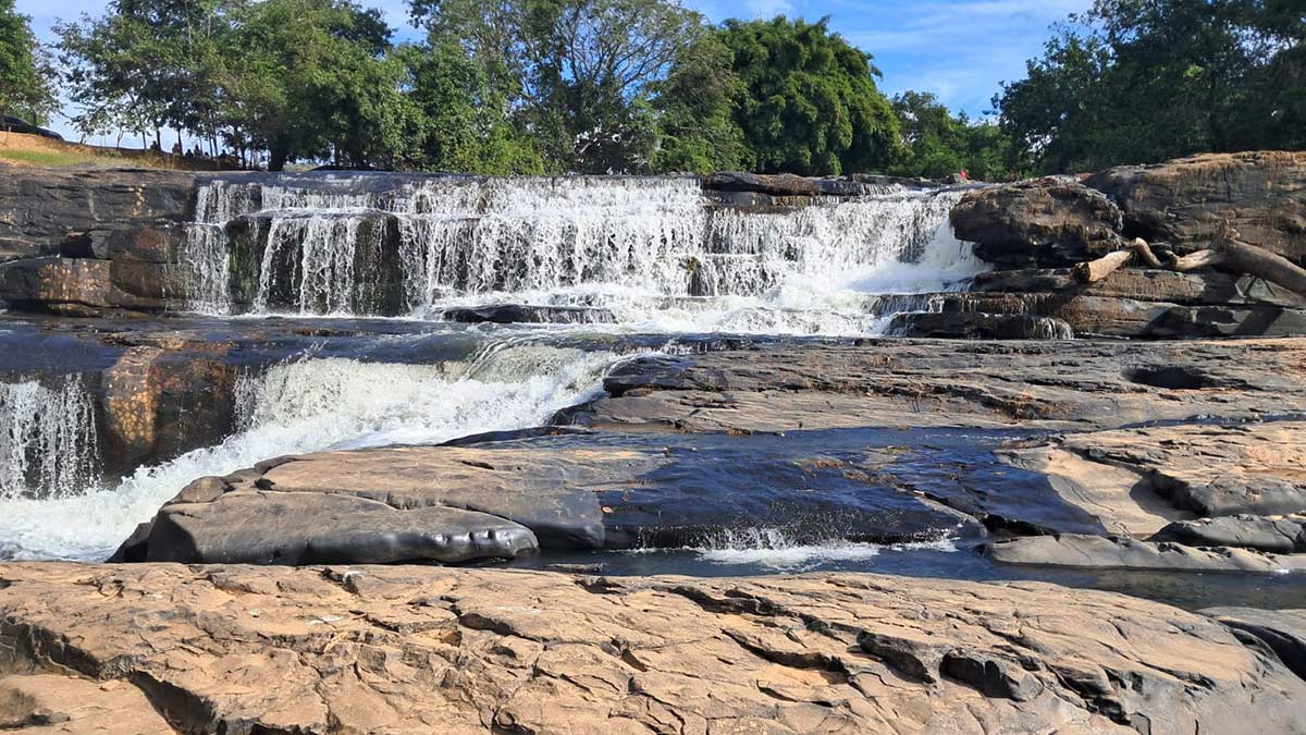 Localizada na região noroeste de Minas Gerais, o município é conhecido como a "Cidade das Cachoeiras"
