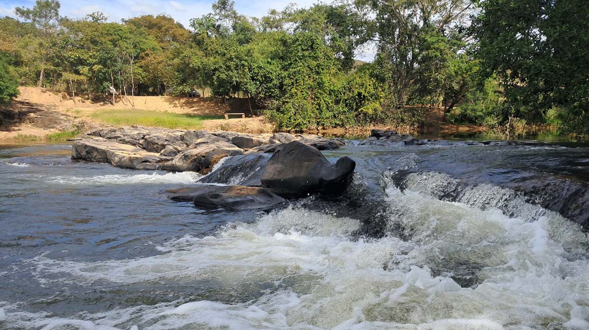 O município também conta com as cachoeiras do entorno, devido à proximidade do Distrito de Sagarana