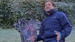 objetivo foi devidamente concluído. Para isso, ele precisou tirar sua camisa no frio e vestir a camisa dos músico