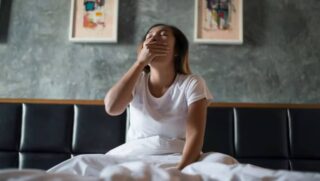 De acordo com especialistas em saúde bucal, esses fatores aumentam a carga bacteriana durante a noite, intensificando o odor ao despertar