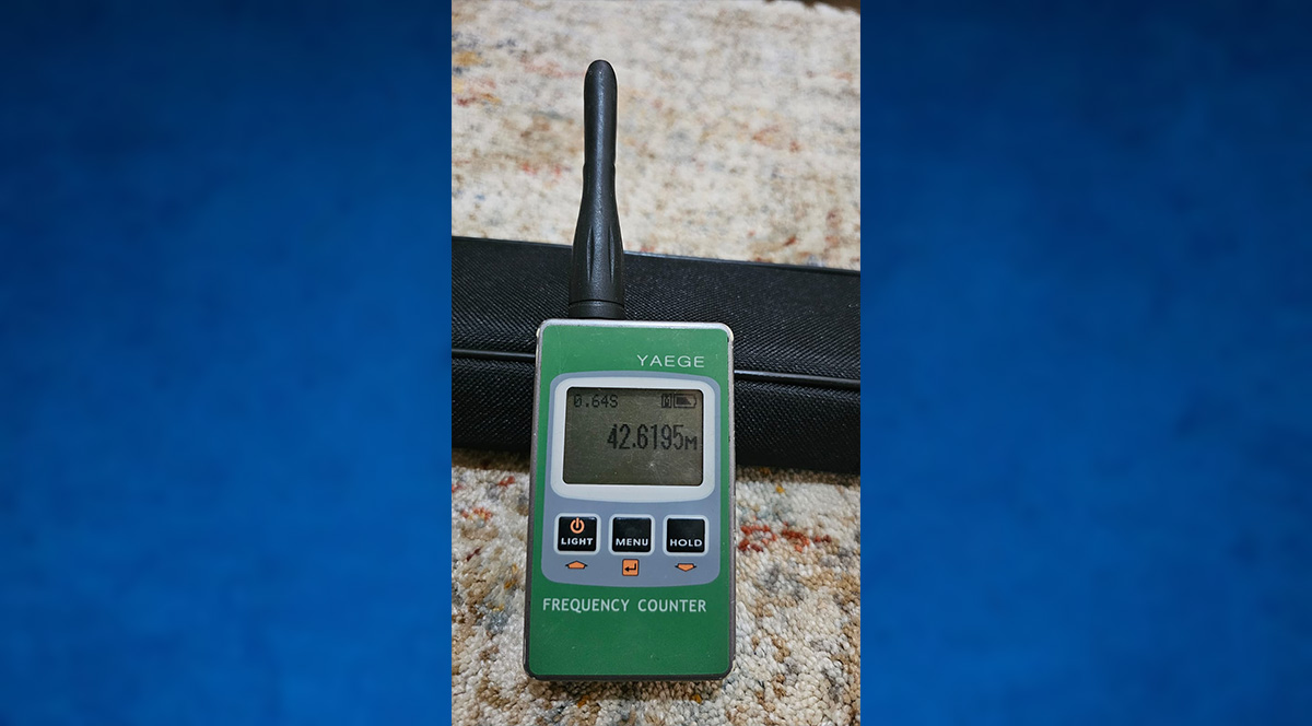 Frequencímetro de Varredura: Funciona em conjunto com o SDR e rastreia comunicações em tempo real.