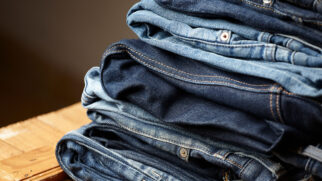 Nos últimos anos, as calças jeans largas dominaram o cenário da moda, conquistando as ruas com seus modelos oversized e cargo. 
