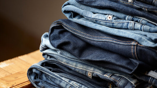Nos últimos anos, as calças jeans largas dominaram o cenário da moda, conquistando as ruas com seus modelos oversized e cargo.