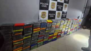 O caso foi registrado como tráfico de drogas, associação para o tráfico e localização e apreensão de veículo na 2ª Delegacia de Entorpecentes da Divisão Especializada de Investigações Criminais (Deic)
