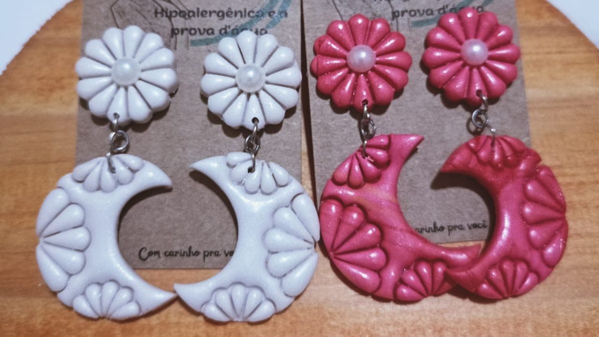 Dora expõe e vende as peças de forma presencial e participa da feira itinerante de Praia Grande / Crédito: Divulgação