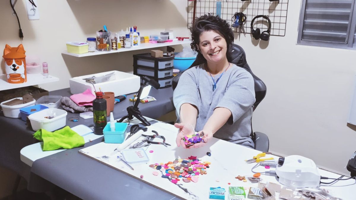 Conjuntos de colares e brincos são os mais procurados por clientes nas feiras de artesanato