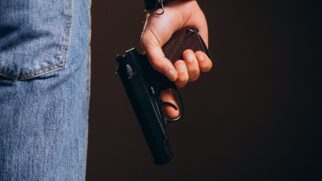 Desvende a verdade por trás dos filmes e jogos sobre ser baleado
