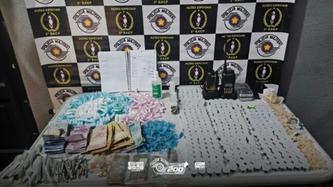 foram encontrados diversas porções maconha, cocaína e crack totalizando quase 2 kg de drogas, além de rádios comunicadores, dinheiro, caderno de anotações e aparelho celular.