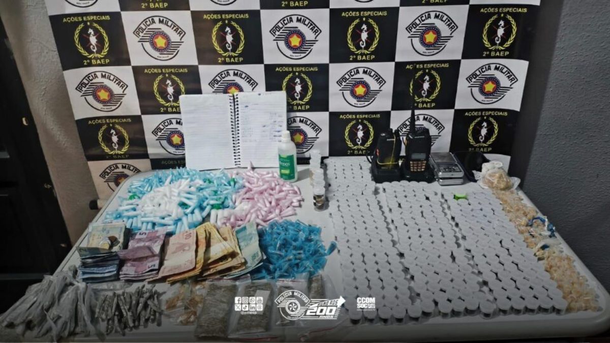 foram encontrados diversas porções maconha, cocaína e crack totalizando quase 2 kg de drogas, além de rádios comunicadores, dinheiro, caderno de anotações e aparelho celular.