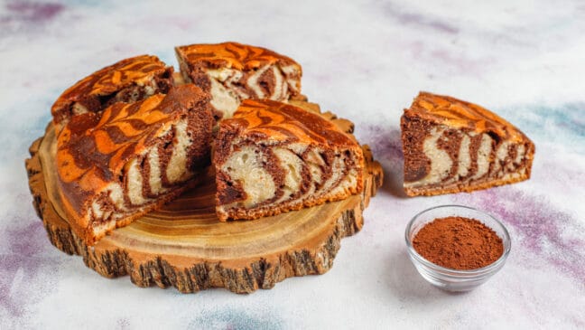 Além de dispensar o açúcar e a farinha refinados, o bolo se destaca pela composição mais nutritiva e saciante