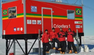 A preocupação ambiental ganha força diante de evidências crescentes sobre os impactos das viagens à Antártica  na criosfera polar e nos ecossistemas terrestres locais