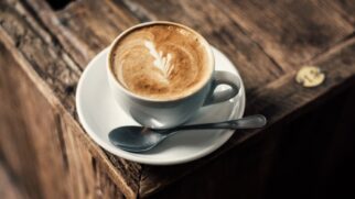Mesmo com leite, café ainda pode ser prejudicial como primeira bebida do dia.