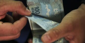 A psicologia tem uma teoria sobre as pessoas que separam o dinheiro pelo valor das notas