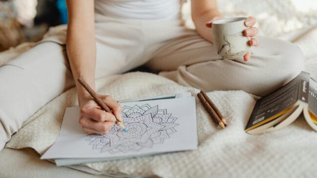 Estudos mostram que o simples ato de colorir pode proporcionar efeitos similares aos da meditação