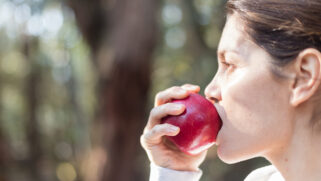 Adicionalmente, a maçã é rica em vitaminas do complexo B, vitamina C e ácido fosfórico