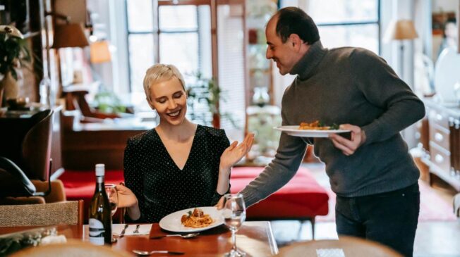 Um jantar romântico pode ser um gesto carinhoso para o dia dos namorados