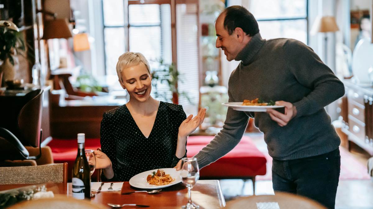 Um jantar romântico pode ser um gesto carinhoso para o dia dos namorados