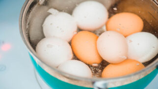 Descubra o ingrediente secreto que não só evita rachaduras, mas também melhora a textura do ovo cozido