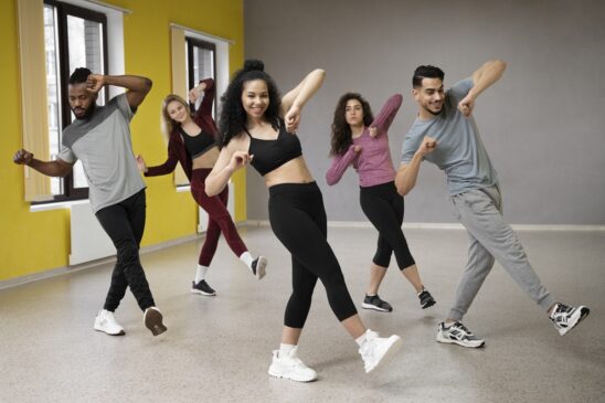 Cada estilo de dança traz benefícios específicos e pode ser escolhido de acordo com os objetivos de quem pratica