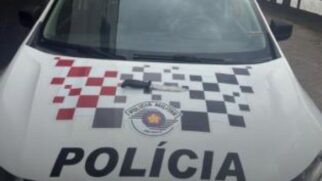 Durante a abordagem, os policiais tentaram dialogar com o casal, mas sem sucesso. Eles foram recebidos com hostilidade, agressões e xingamentos.