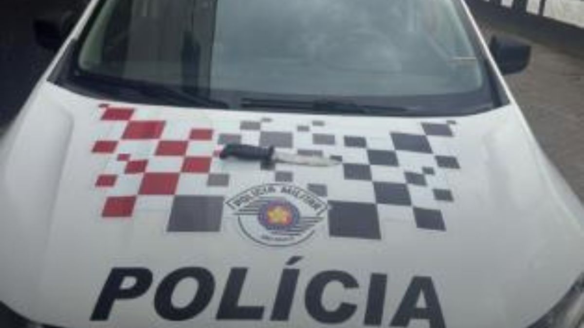 Durante a abordagem, os policiais tentaram dialogar com o casal, mas sem sucesso. Eles foram recebidos com hostilidade, agressões e xingamentos.