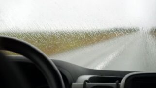 Embaçar os vidros é um dos principais problemas enfrentados por motoristas no inverno