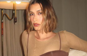 Estilosas como Hailey Bieber já aderiram ao visual terroso, que remete à natureza e ao conforto.