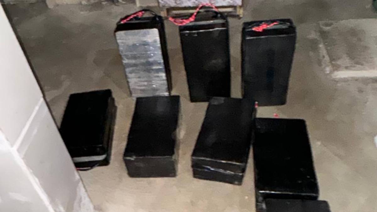 Os agentes encontraram 100 tijolos de cocaína embalados com fita preta / Divulgação/SSP