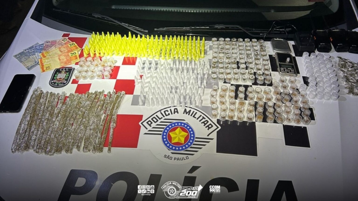 A PM encontrou com eles 542 porções de maconha, cocaína, dry e haxixe. Foram apreendidas também balanças de precisão e um celular.