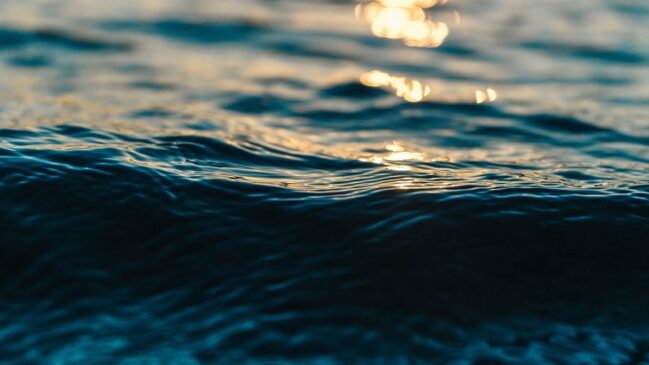 Desde 1901, o nível médio do mar subiu aproximadamente 20 centímetros, com aceleração expressiva nas últimas décadas