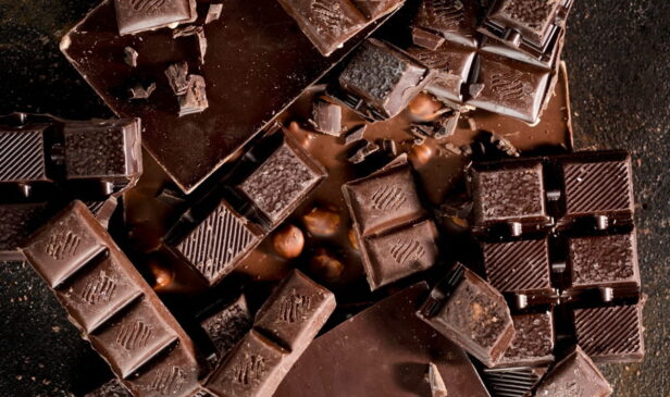 Um estudo da Universidade de L'Aquila, na Itália, aponta que o chocolate amargo pode até ajudar na proteção do coração