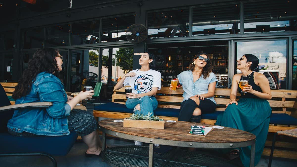 Se as pessoas gentis recebem maior reconhecimento da sociedade, elas ajudam outras pessoas a se sentirem melhor (Elevate/Pexels)