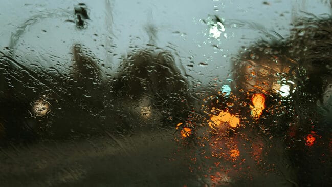 O embaçamento acontece quando a umidade do ar entra em contato com uma superfície fria, como os vidros do carro.