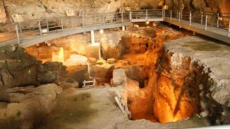 Caverna de Teópetra é, até agora, a estrutura construída mais antiga conhecida da humanidade
