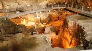Caverna de Teópetra é, até agora, a estrutura construída mais antiga conhecida da humanidade