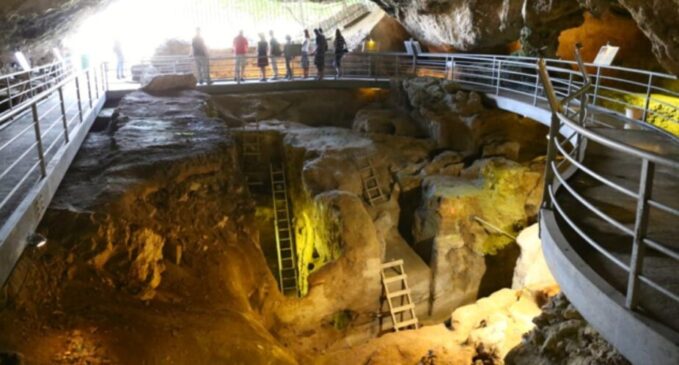 A parede fica dentro da caverna de Teópetra, na Grécia